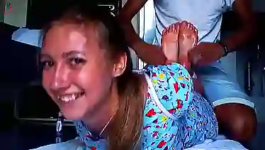 Симпатичную молодую девушку связали и расчесывают секси ножки